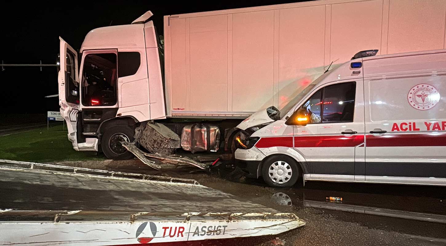 Samsunda Ambulans Ile Tir Carpisti 6 Yarali 1