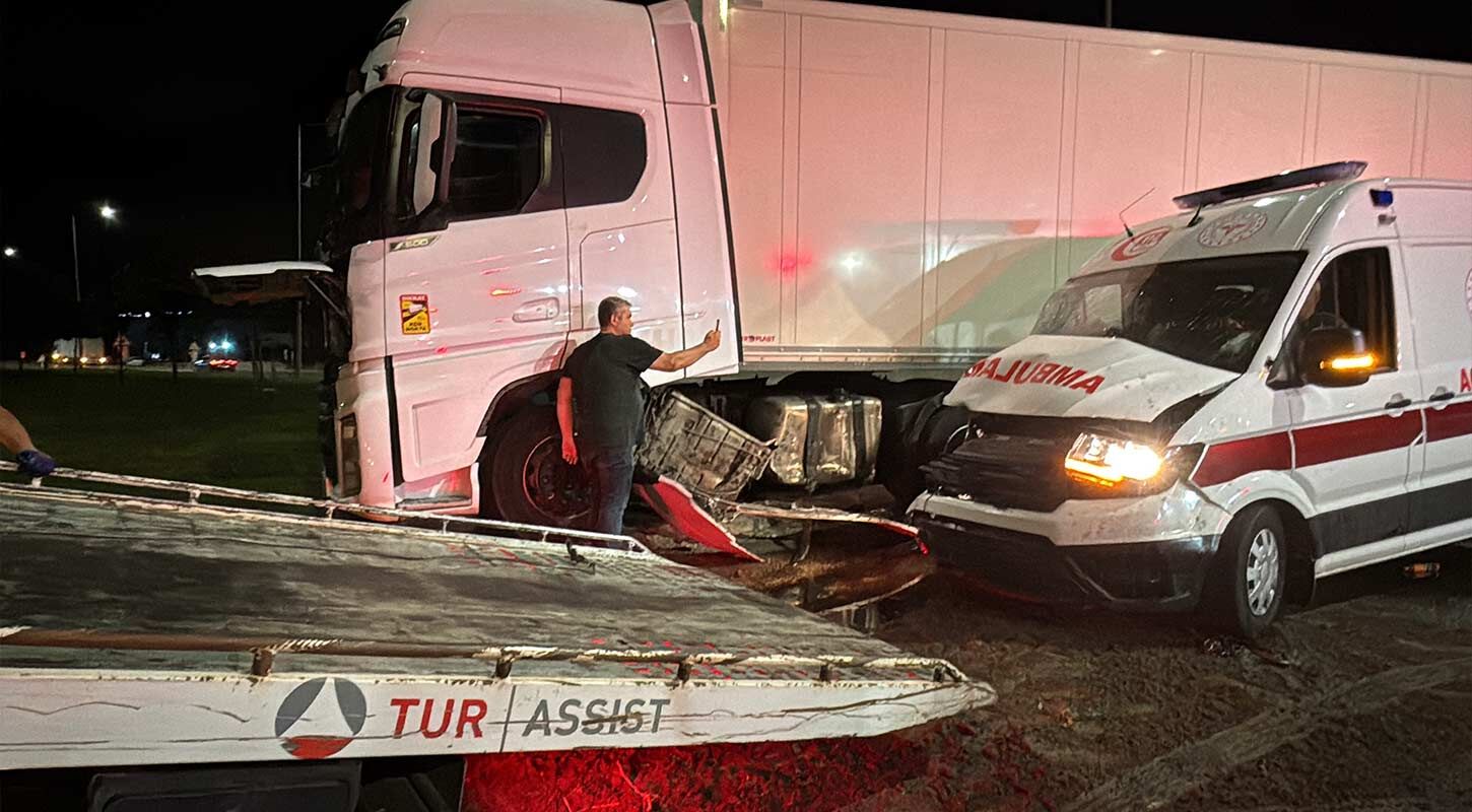 Samsunda Ambulans Ile Tir Carpisti 6 Yarali 2