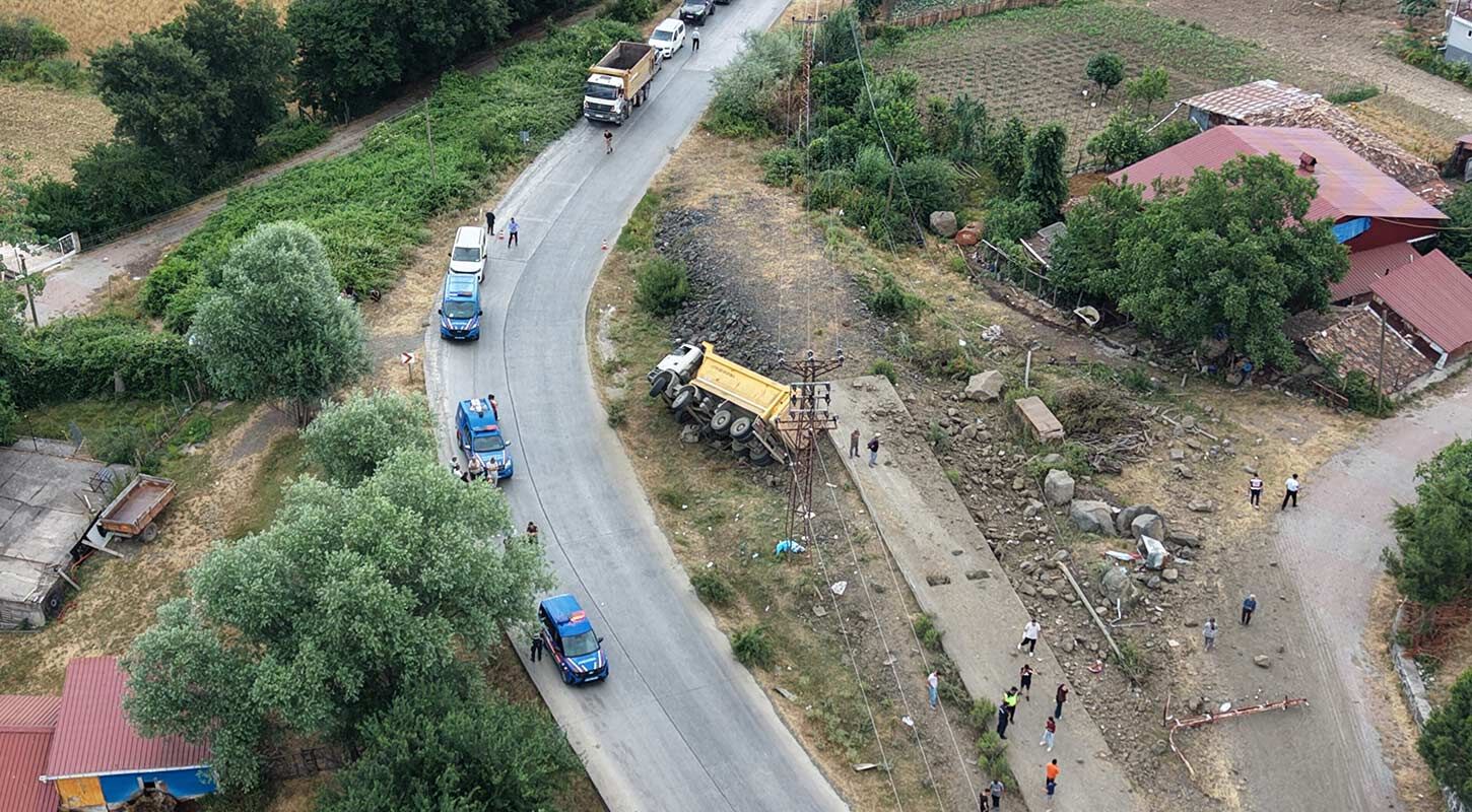 Samsunda Freni Bosalan Hafriyat Kamyonu Devrildi 3