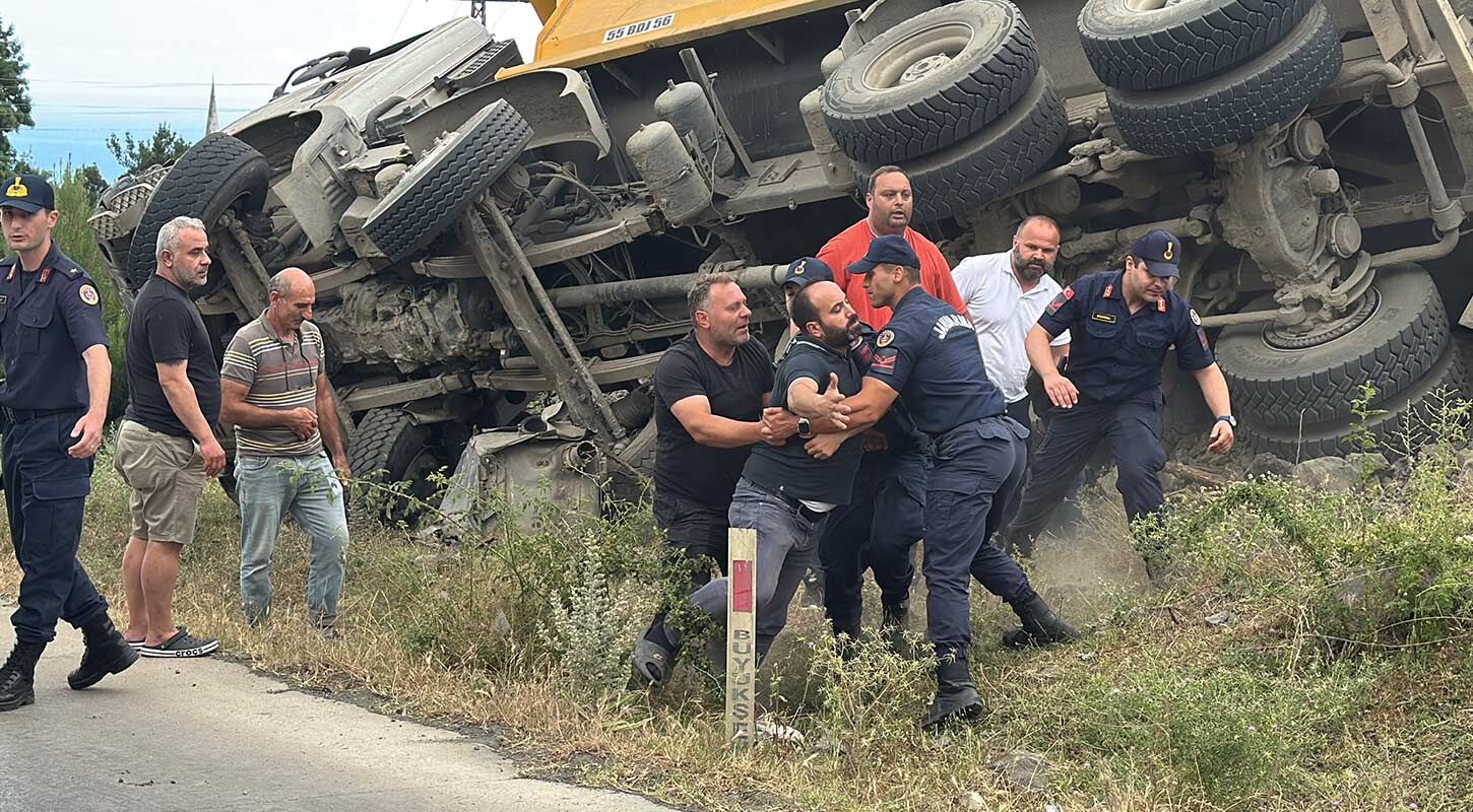 Samsunda Freni Bosalan Hafriyat Kamyonu Devrildi 5