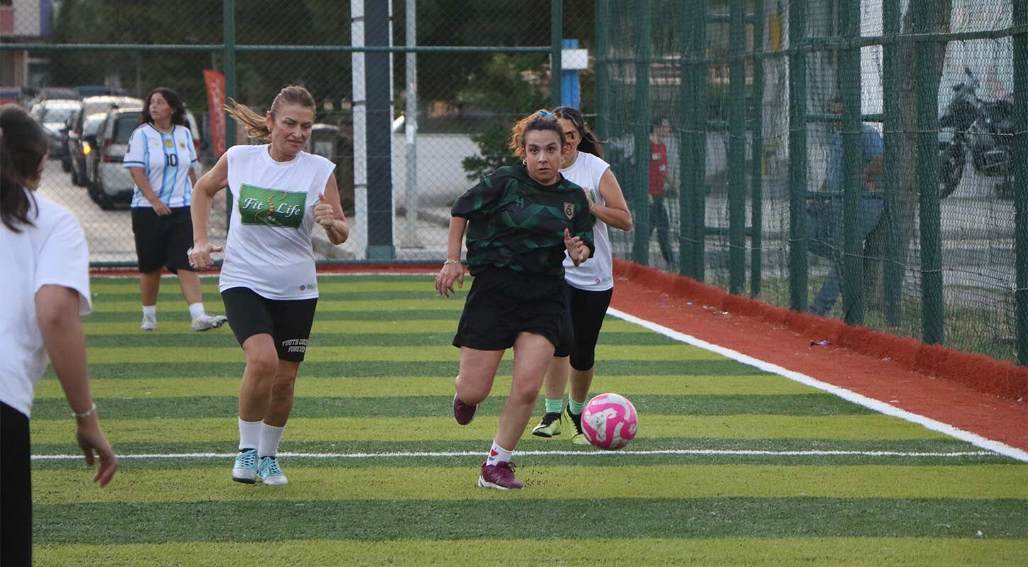 Samsunlu Kadinlar Hali Sahada Futbol Oynuyor 2