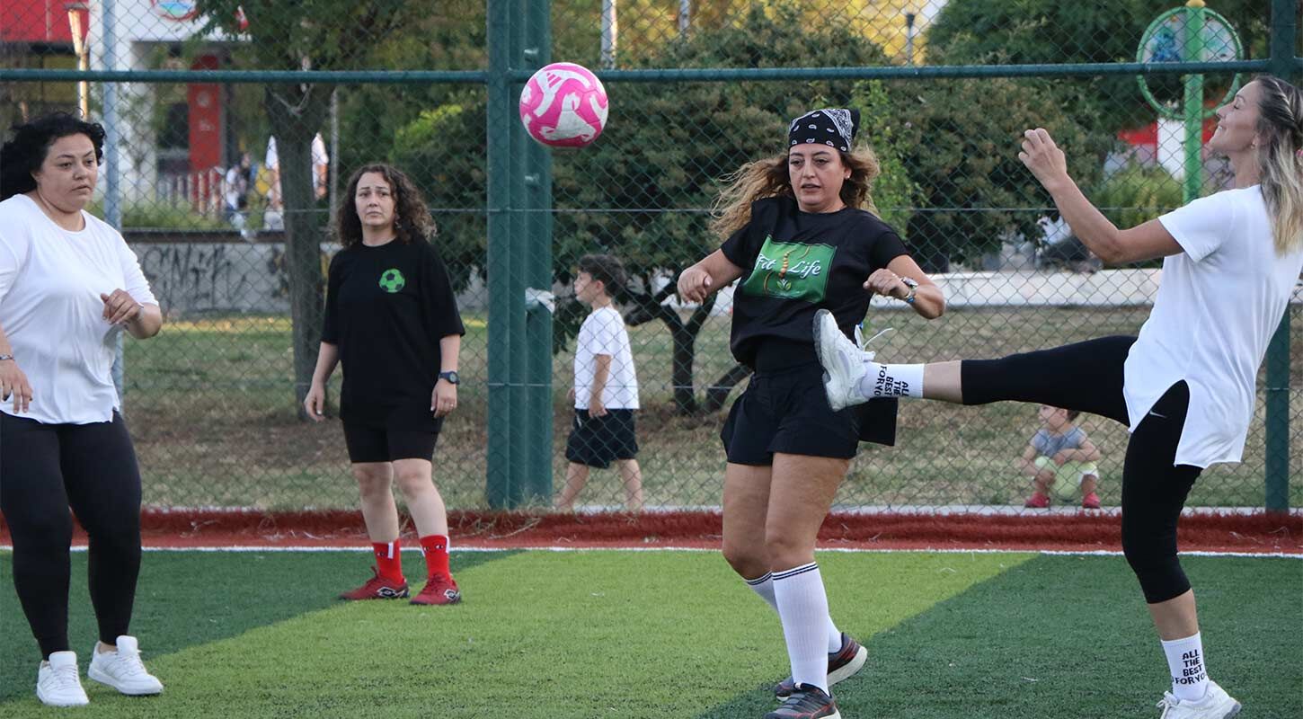 Samsunlu Kadinlar Hali Sahada Futbol Oynuyor 3