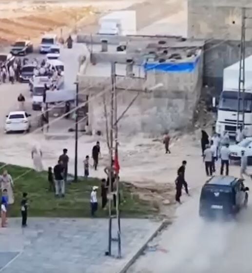 Kavgada kalabalığın arasına aracıyla daldı