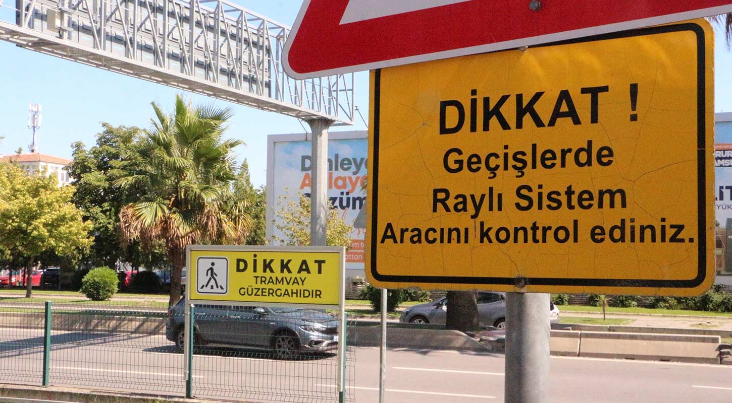 Tramvayin Onune Kosan Cocugu Son Anda Kurtardi 3