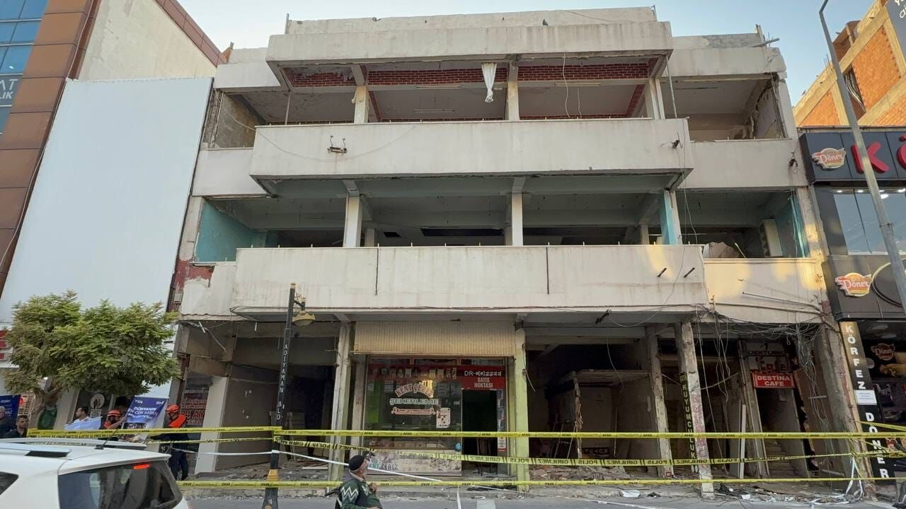 Ağır hasarlı binadan 'ses geldi' ihbarı ekipleri harekete geçirdi