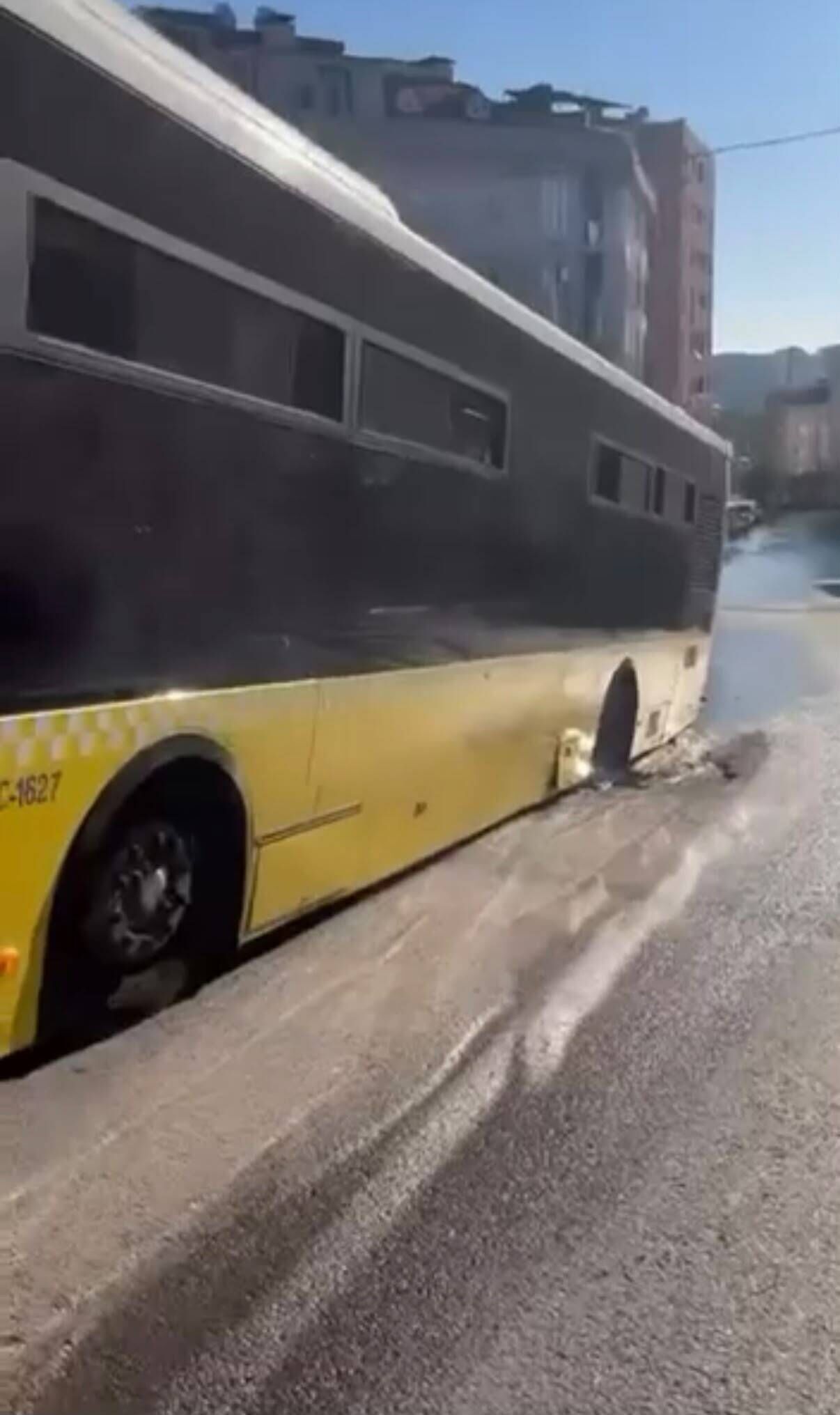 Maltepe'de asfalt çöktü; İETT otobüsü çukura düştü